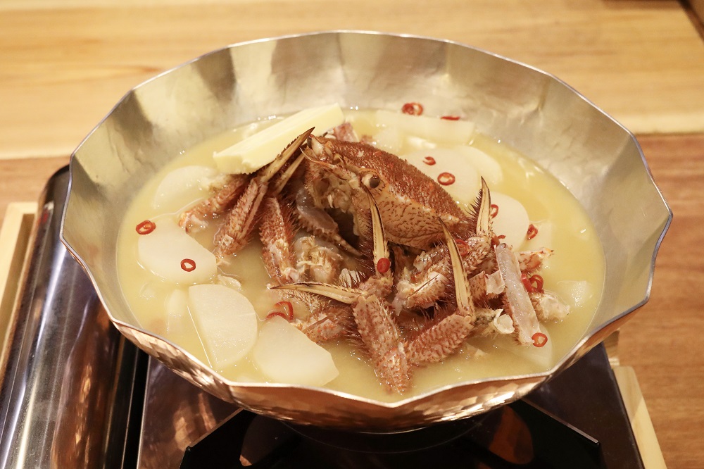 毛ガニと大根の鍋は濃厚な白みそベースのスープ