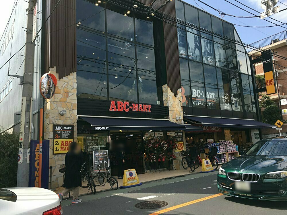 ABCマート自由が丘店がアスリートに特化した新業態ショップをオープン
