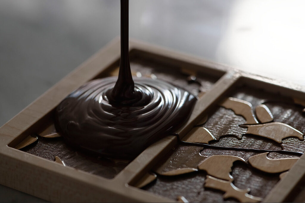 木製型でつくられるチョコレート