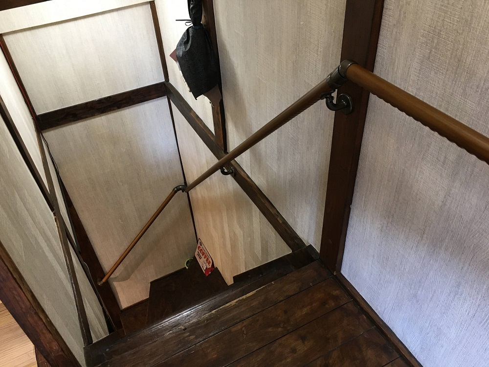昔の住宅らしい狭くて急な階段