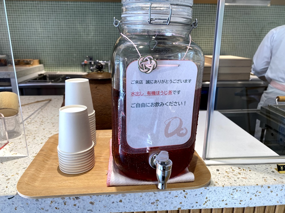 冷たい水だしほうじ茶の無料サービスもあり