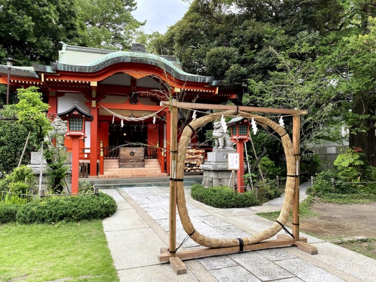 熊野神社本殿前に立てられた茅の輪