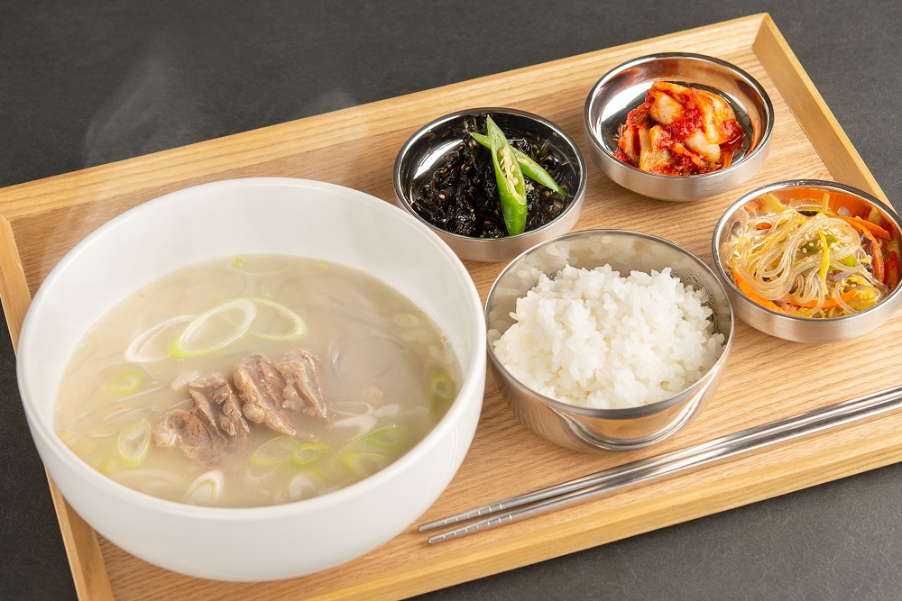 屋台でいただけるランチは韓国総菜を組み合わせた定食