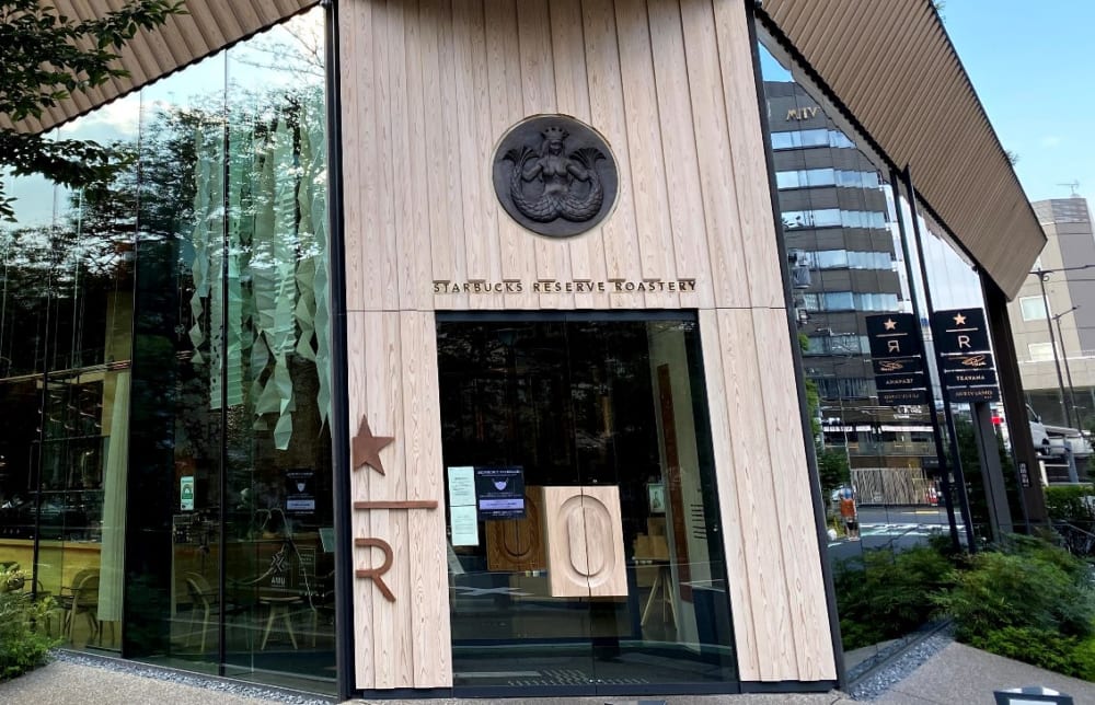 スターバックスリザーブロースタリー東京の入り口のドアがコーヒー豆になっている