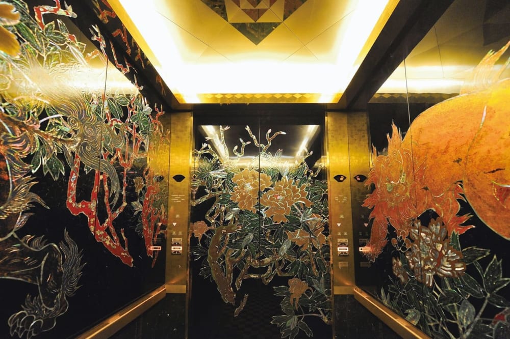 ホテル雅叙園東京・螺鈿エレベーターの内部