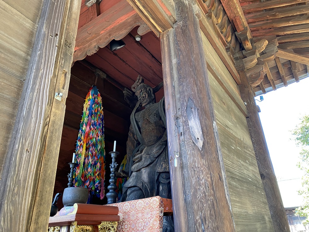 円融寺の仁王門を守る金剛力士像
