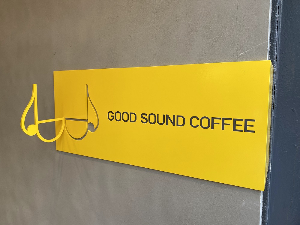 グッドサウンドコーヒーの入り口サイン