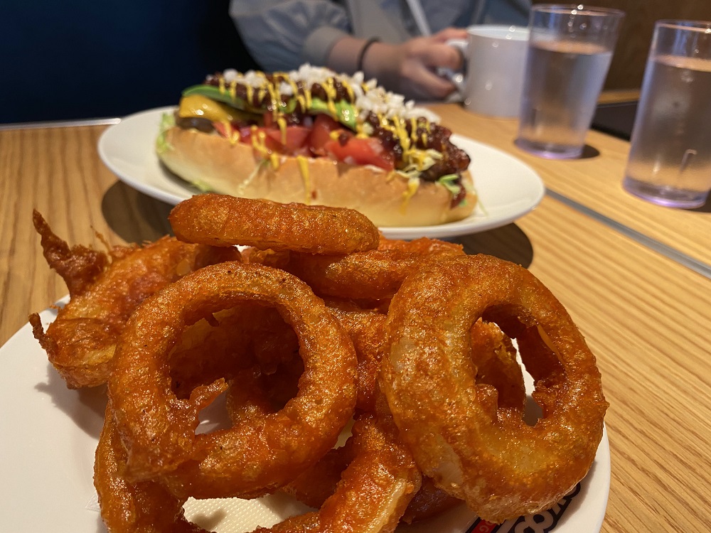 ホットドッグとオニオンリング