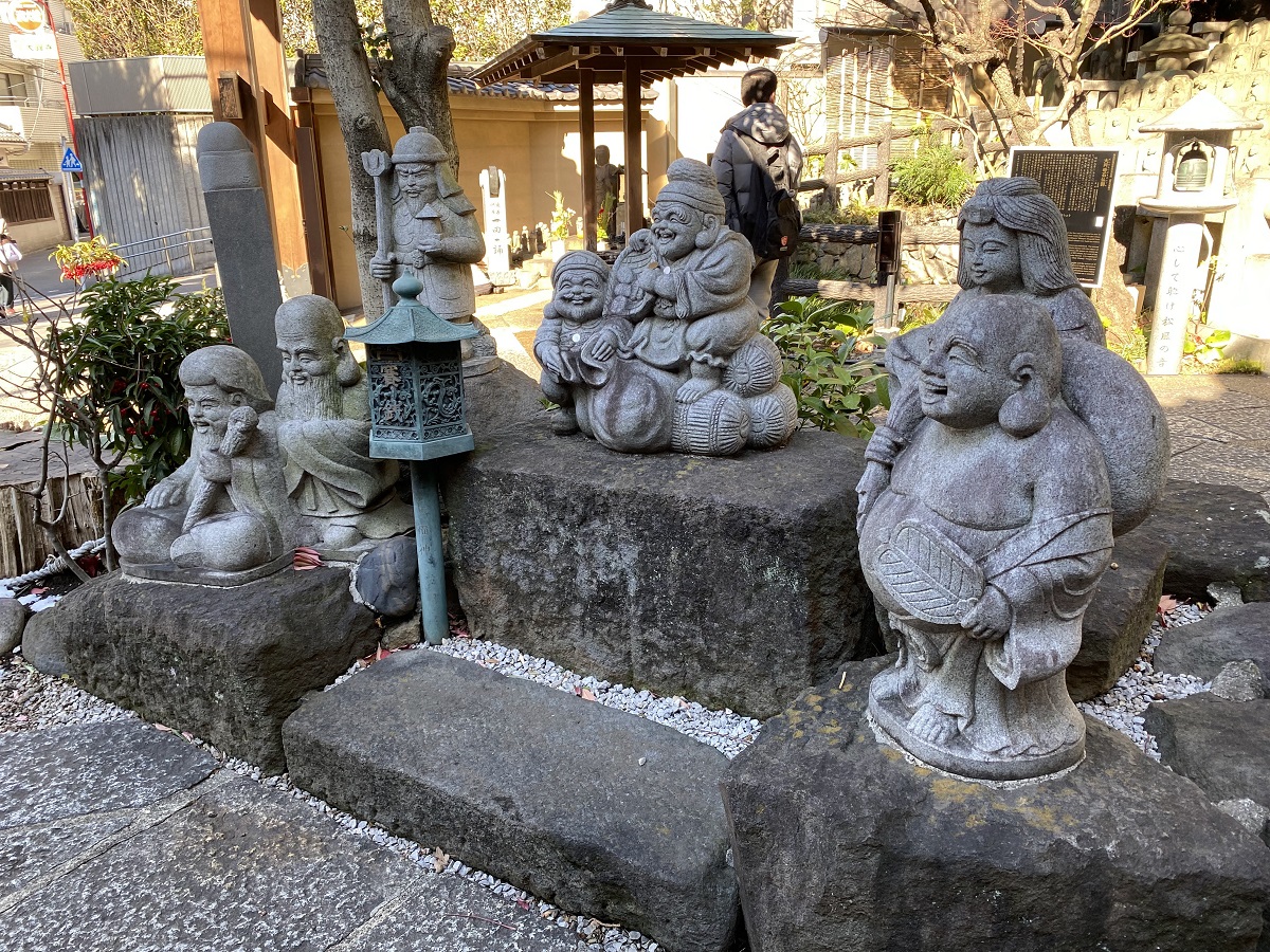 大圓寺本堂前にある七福神像