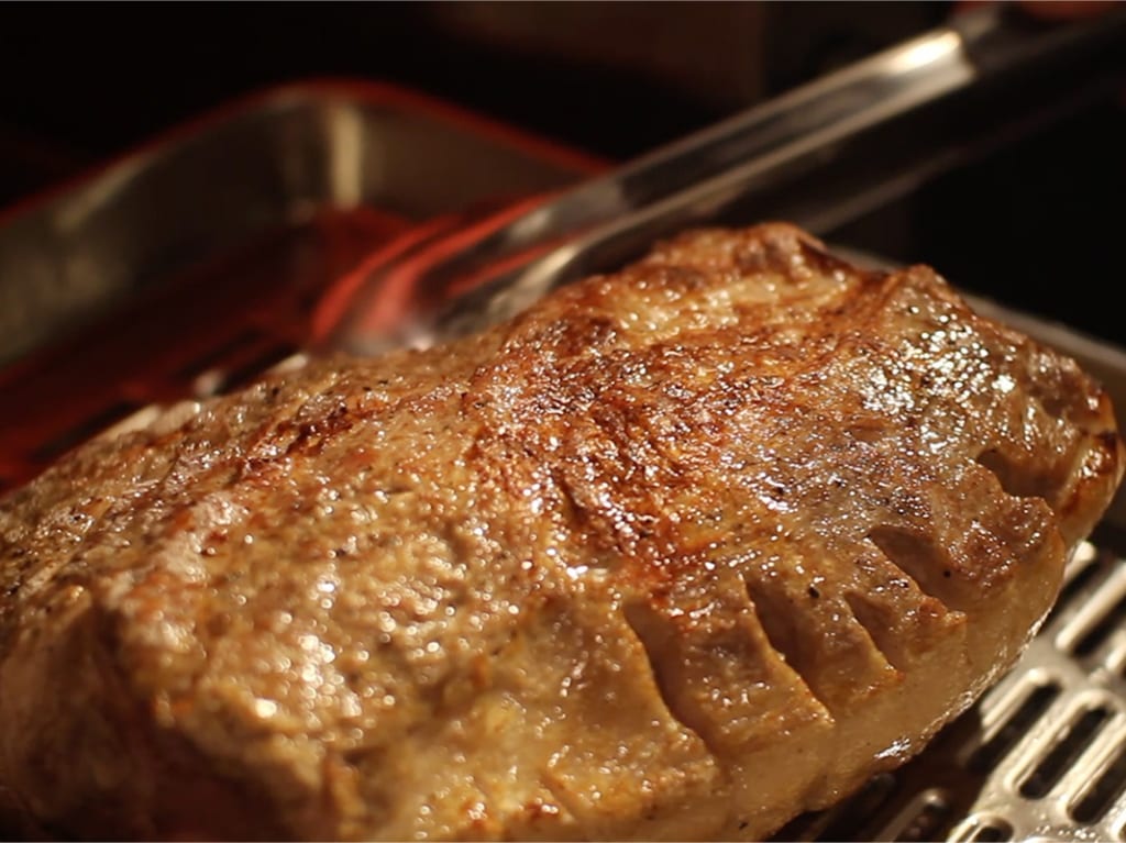 マロリーポークステーキは塊でお肉を焼き上げる