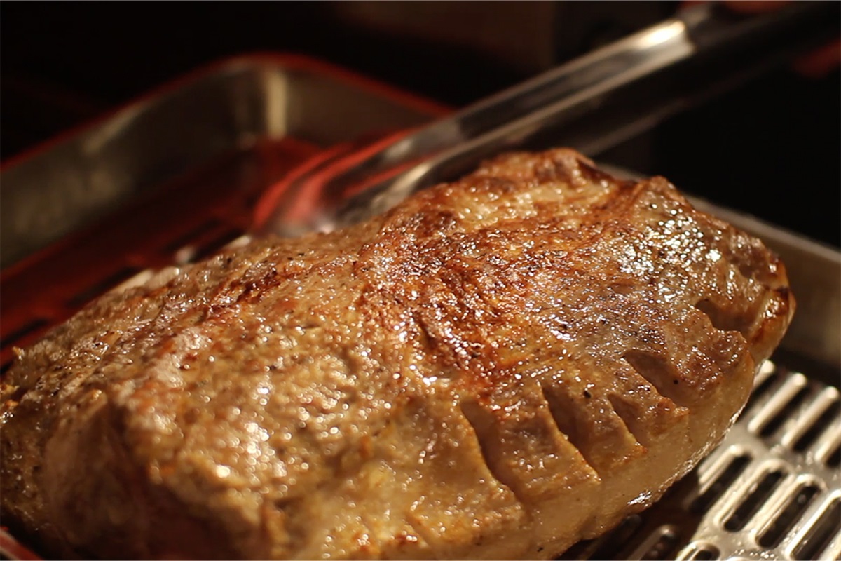 マロリーポークステーキは塊でお肉を焼き上げる