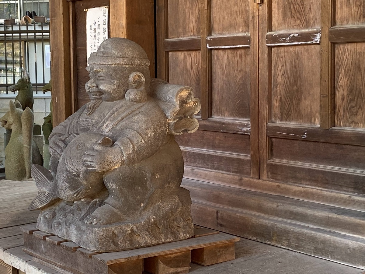 瀧泉寺・恵比寿尊はお堂の前に飾られ直接拝めます