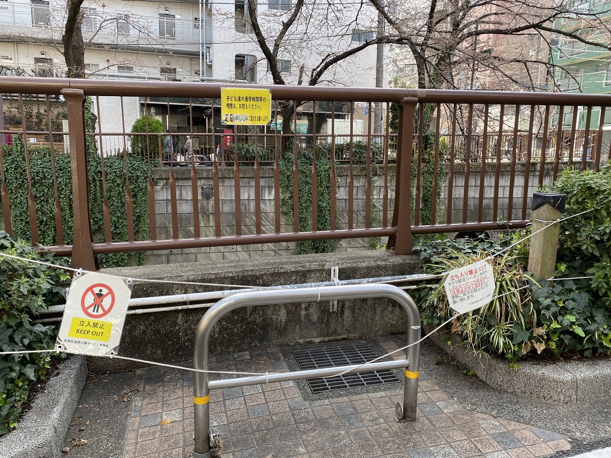 目黒川沿いのベンチは使用禁止