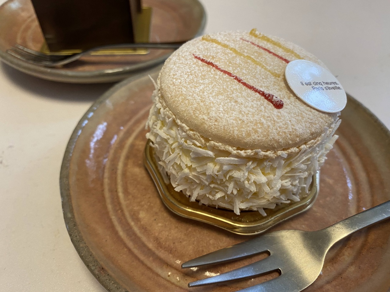 ココナッツとパッションフルーツソースのケーキ