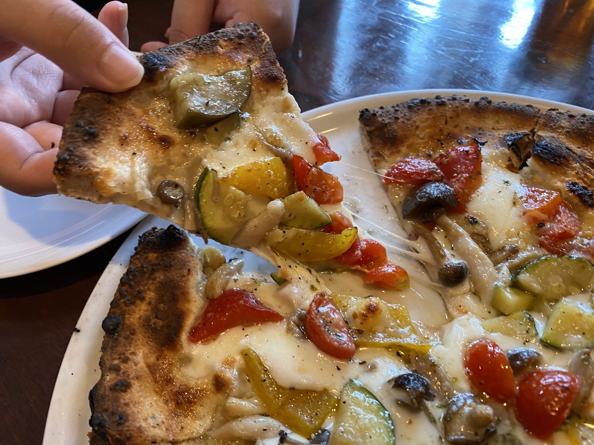 ピザの生地が香ばしく、味わい深い