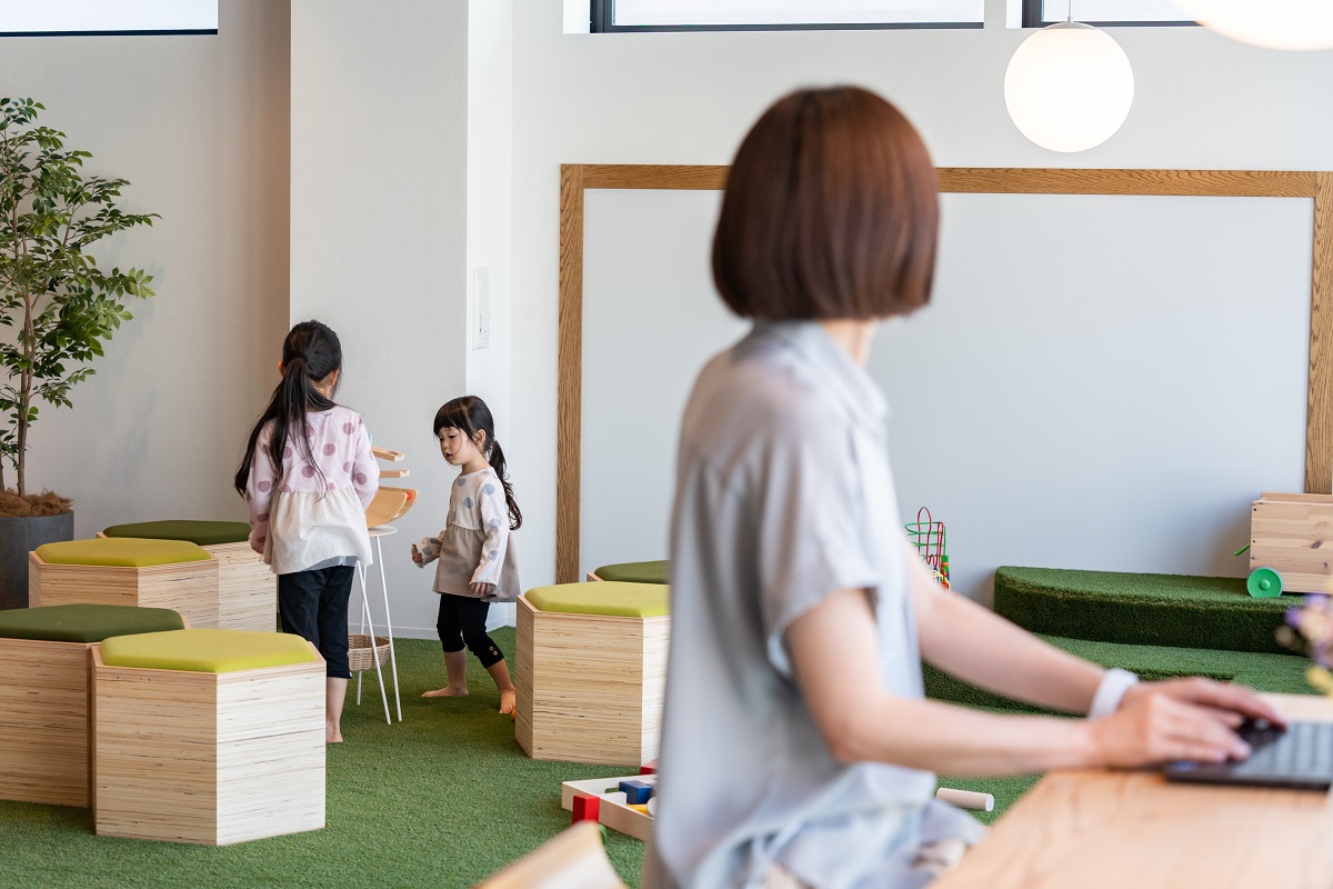 キッズスペースで遊ばせながら学べる