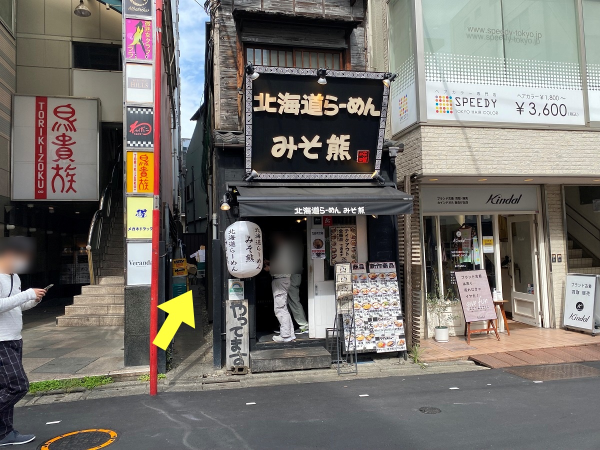 店内からいったん路地にでてカウンター席に向かう