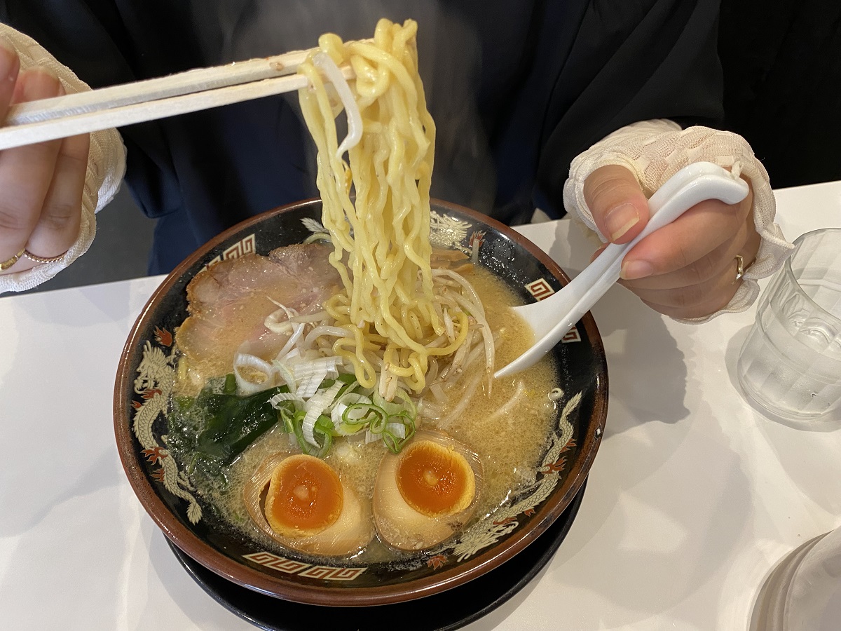 少し太めのちぢれ麺がスープによくからむ