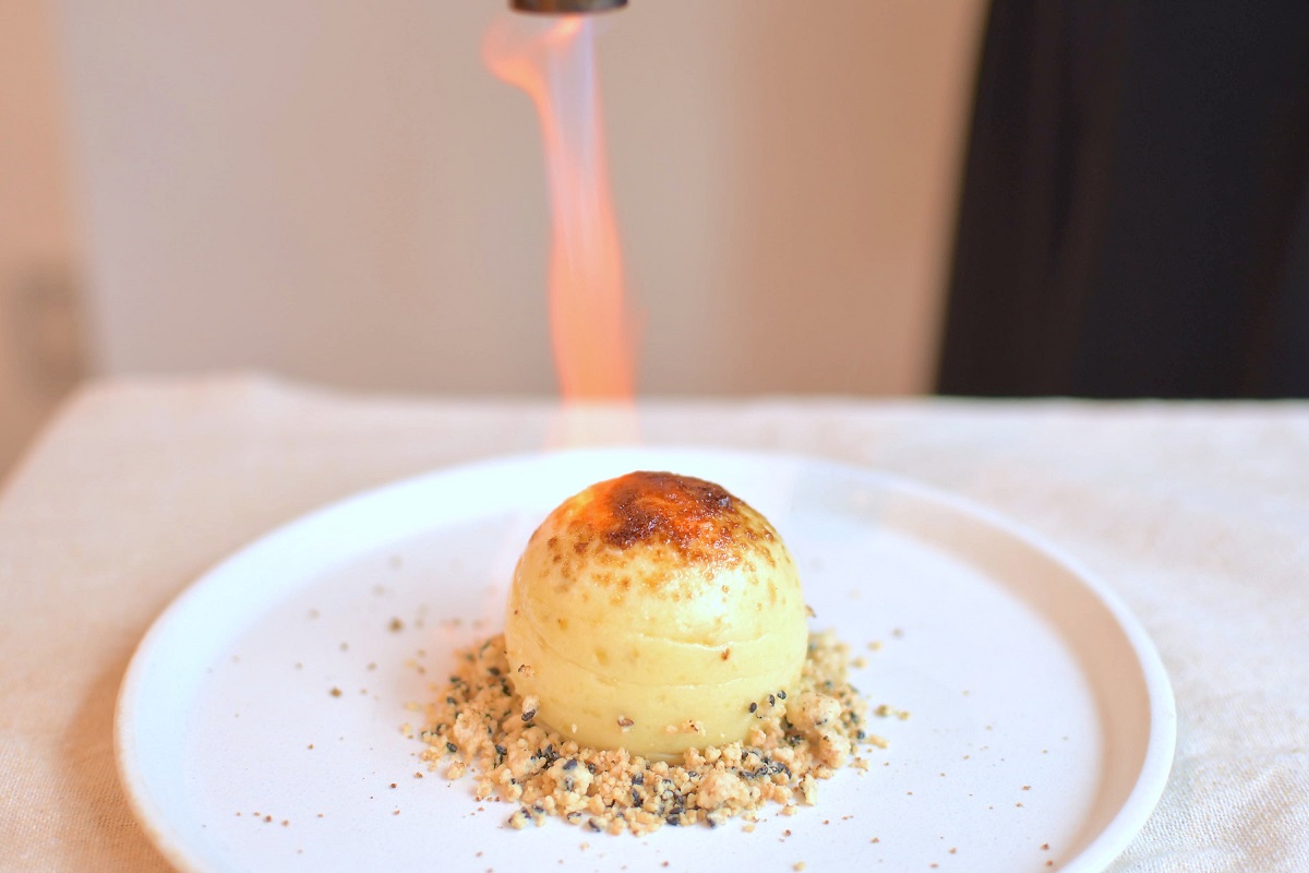 目の前で炙る「焼き芋ブリュレプリン」