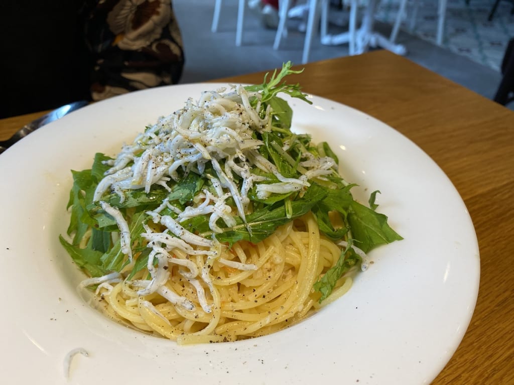 チャムアパートメントのしらすのパスタ