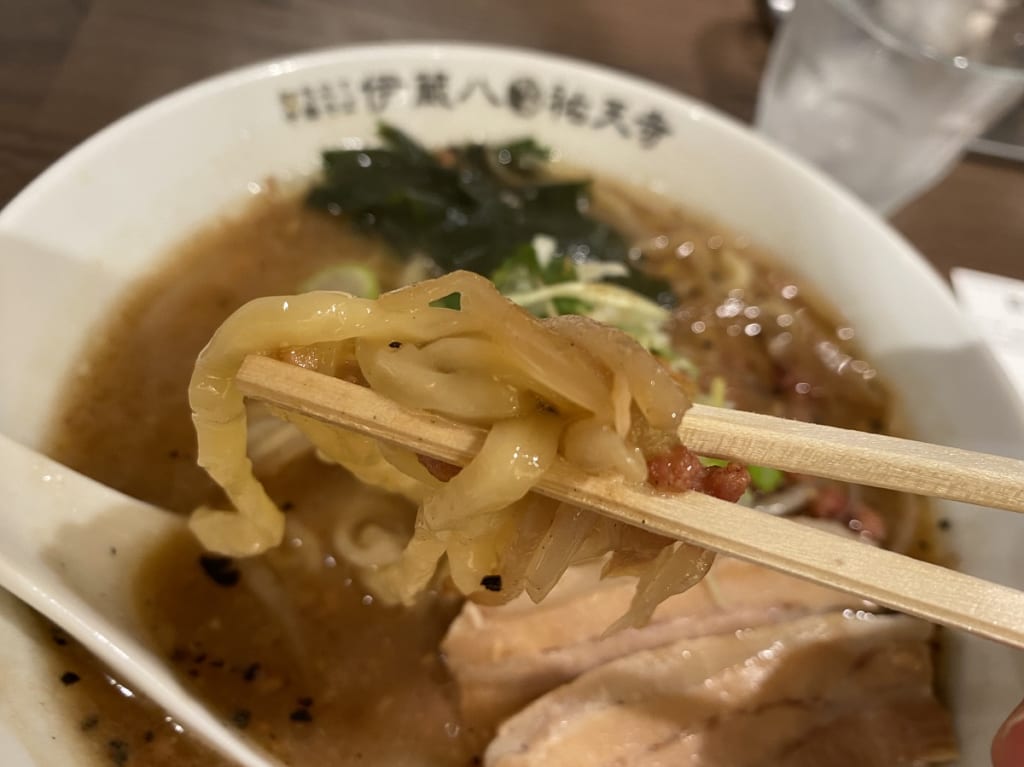 伊蔵八香ばし味噌らーめんは太めのちぢれ麺