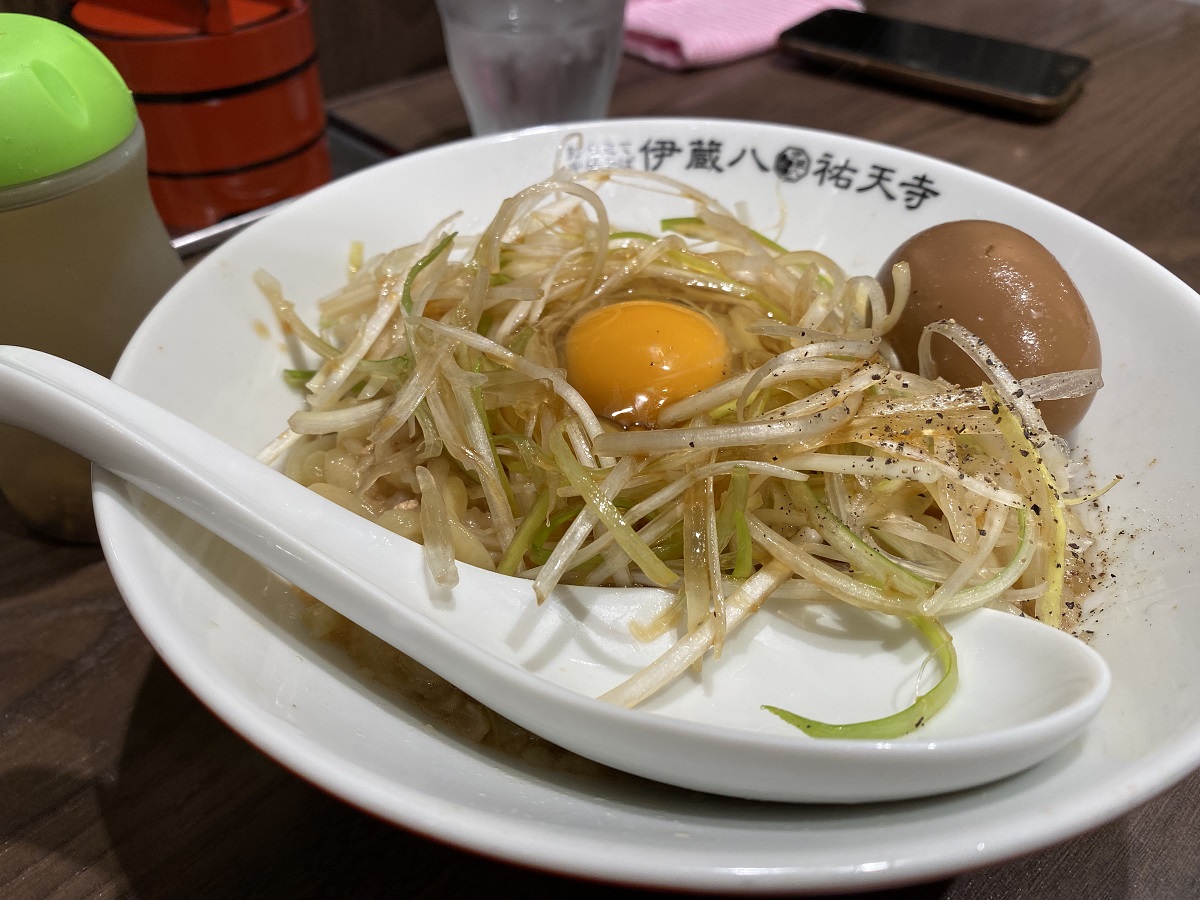 伊蔵八でも釜玉中華そばが食べられます