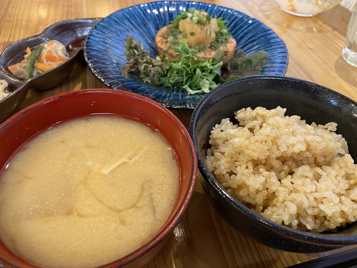 玄米ご飯とお味噌汁
