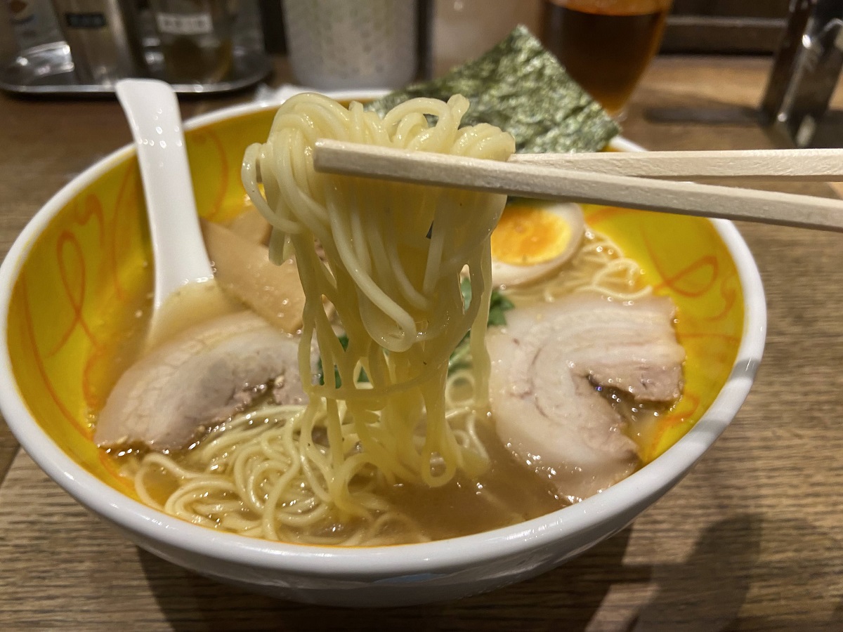 しろ醤油らーめんは魚介の風味をより感じる仕上がり