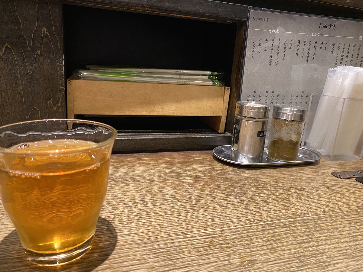 出してくれるお茶もルイボスティー