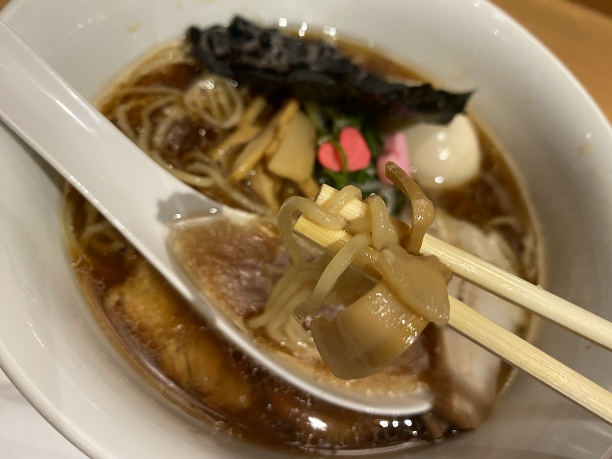 麺はつるつるの中太麺