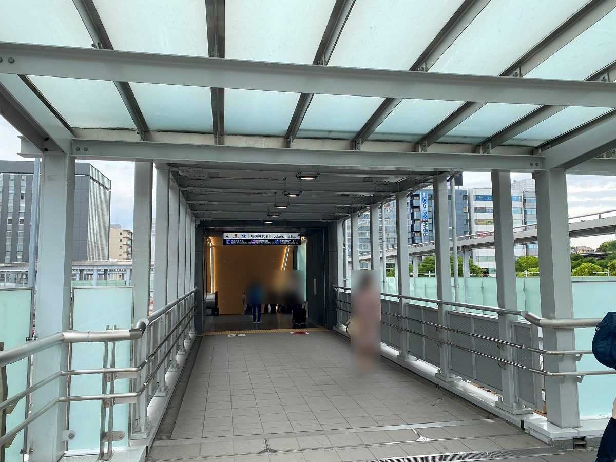 東海道新幹線乗り口へつながるデッキ上