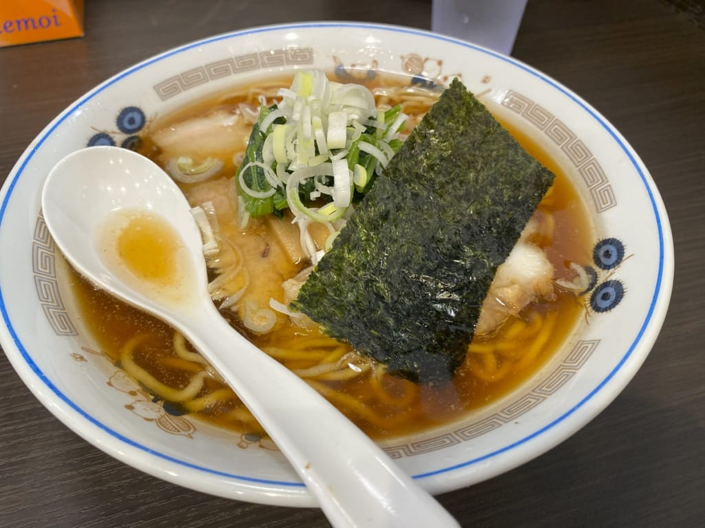 鶏油たっぷりの魚介系スープ