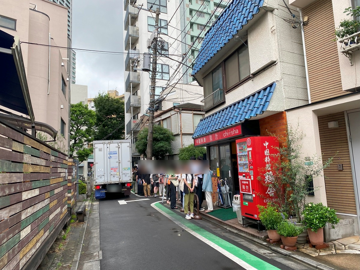 食べ終わって店を出たらまだこの行列