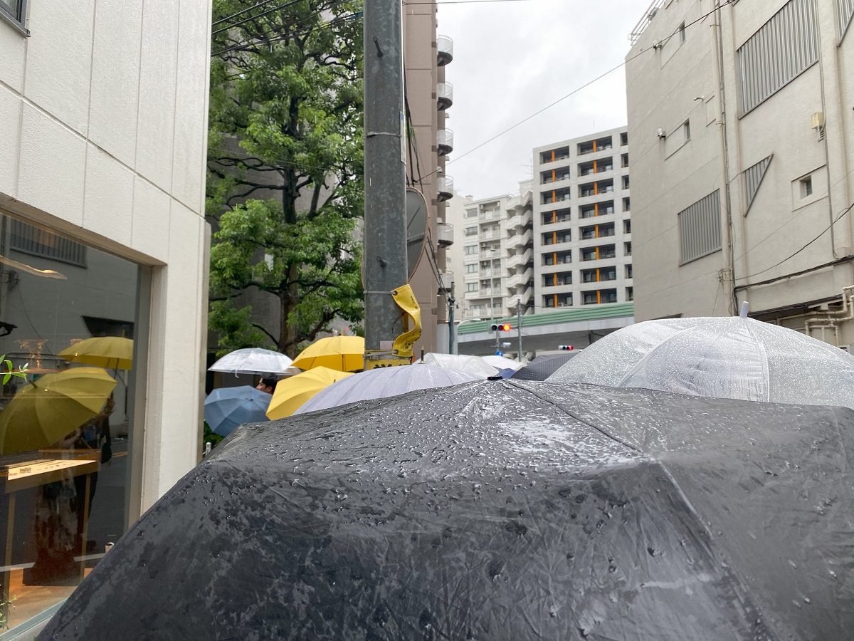 雨にも関わらず長く連なる行列