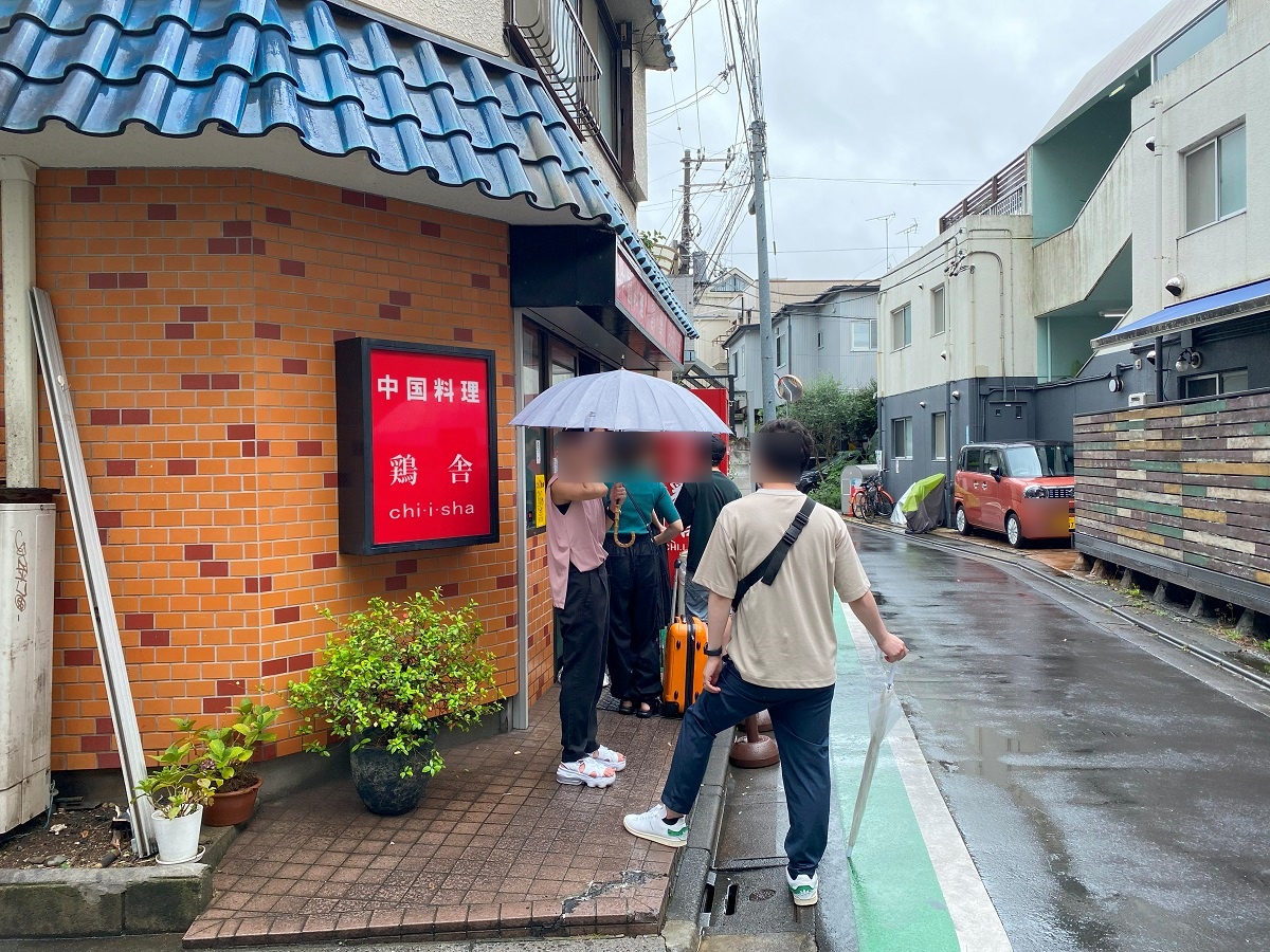 鶏舎の赤い看板が見えてきました