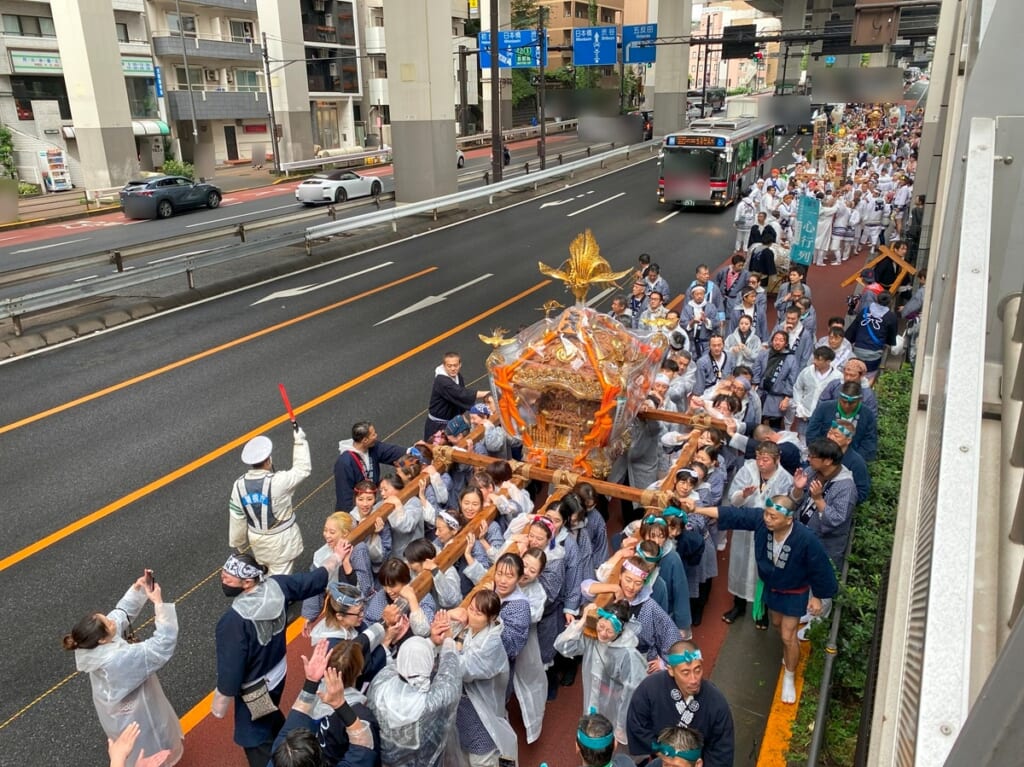 玉川通りを進む一心行列