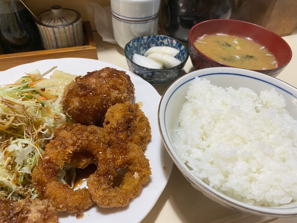 ごはん、味噌汁も熱々でおいしい