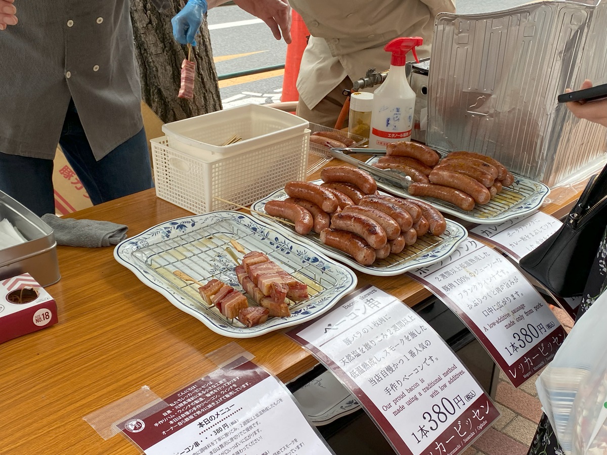 目黒マルシェでも人気のフランクフルト、ベーコン串を販売