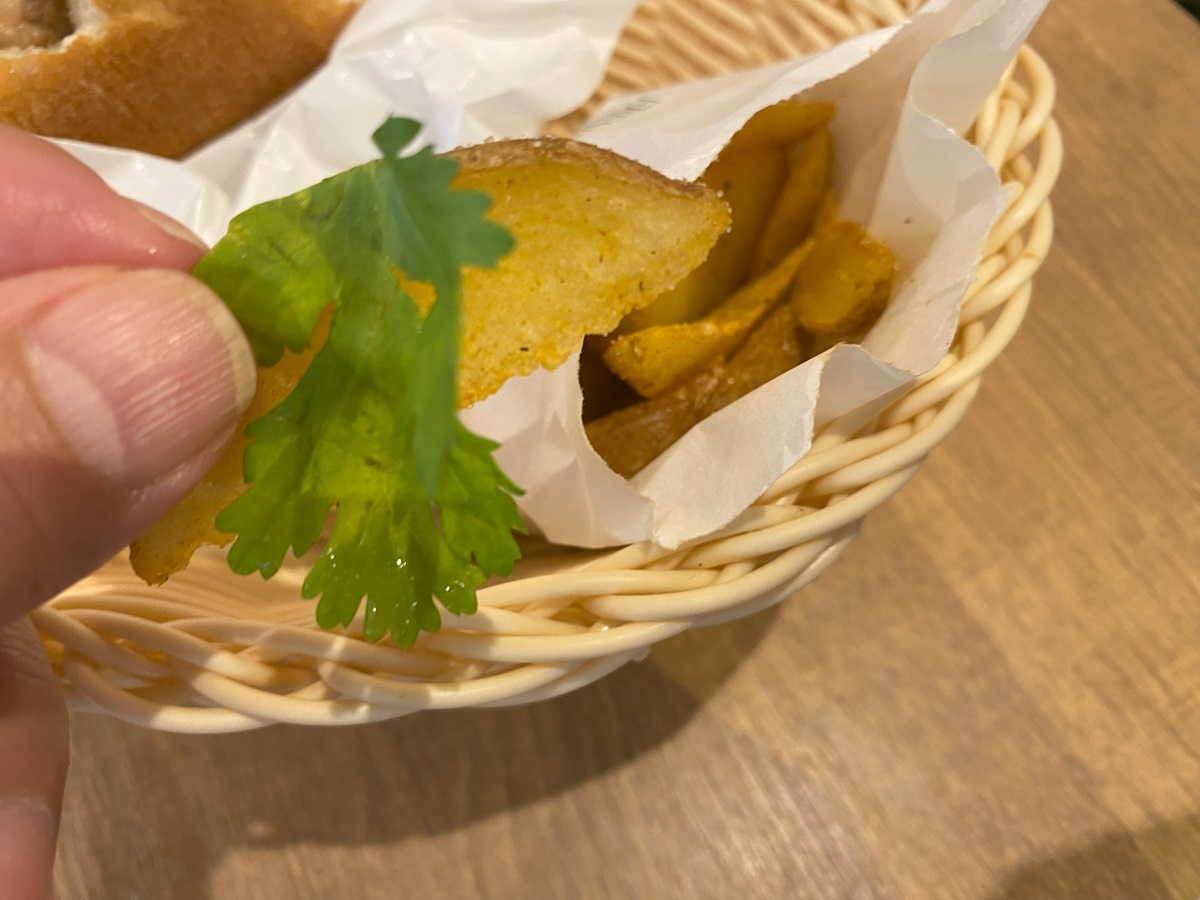 パクチーとフライドポテトの相性もよい