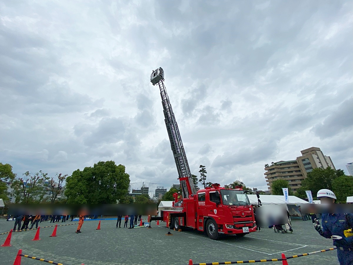 空へと上るはしご車