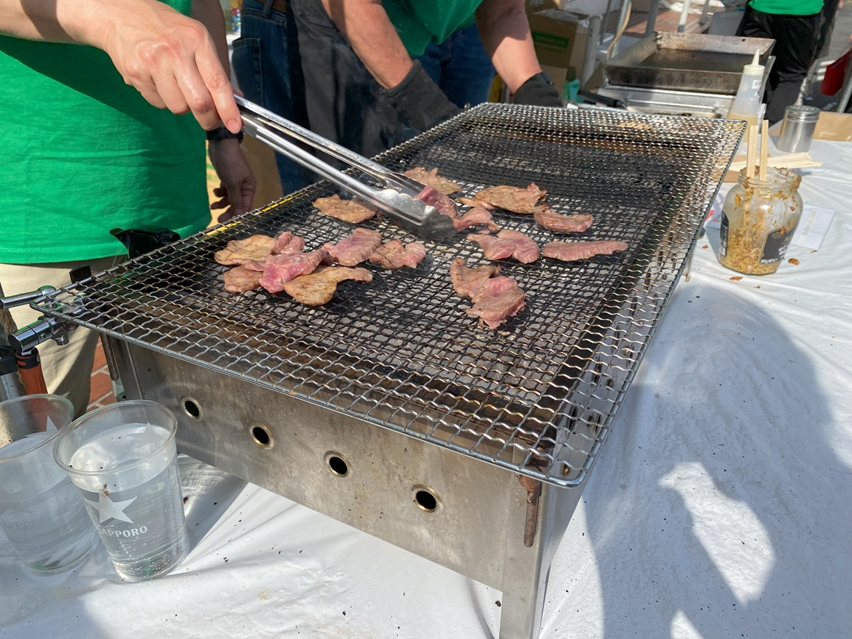 じゅうじゅうと焼ける牛タン