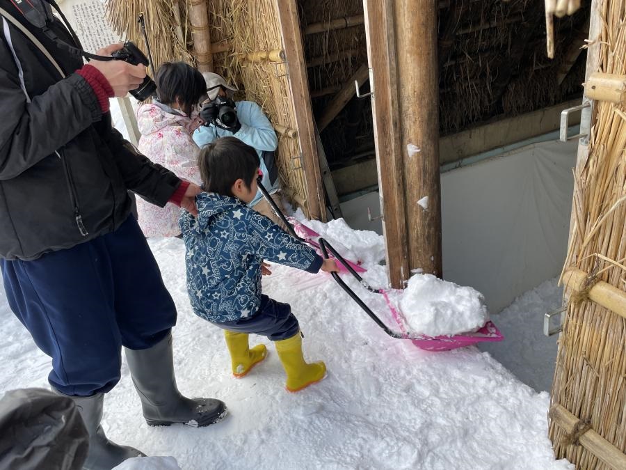 雪を氷室に保存