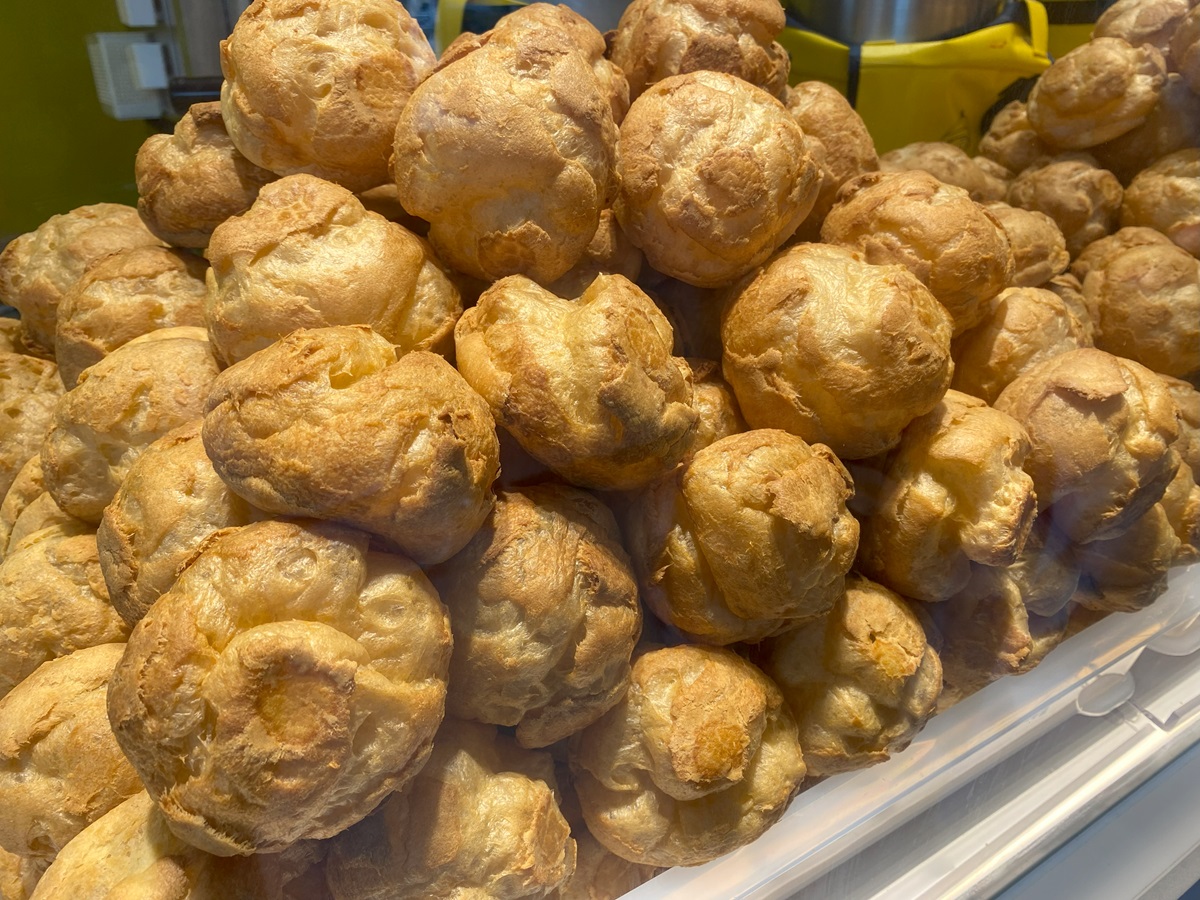 店内で焼き上げるパイシュークリーム生地