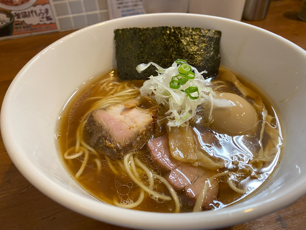 「びぎ屋」の醤油ラーメンはいわゆる淡麗系