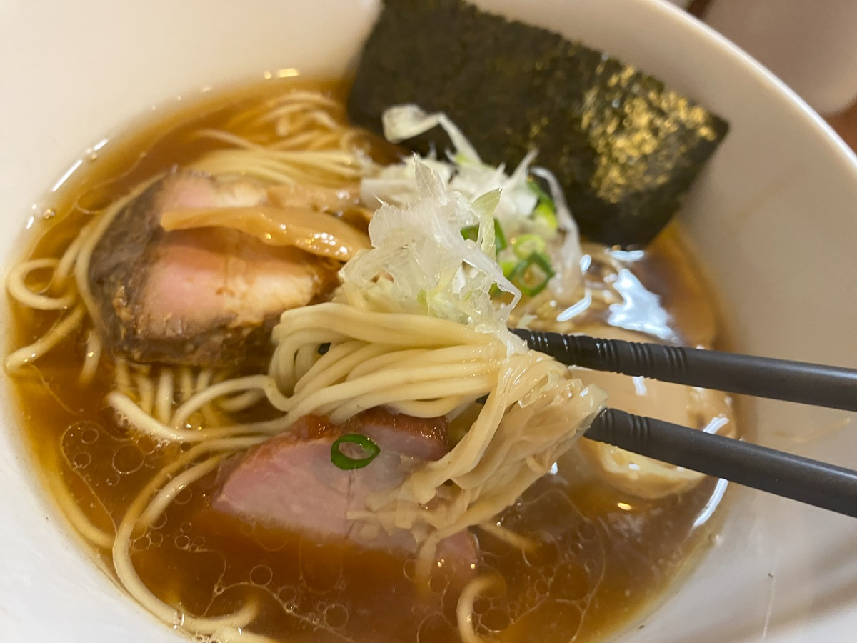 醬油らーめんの麺は国産小麦を主体とした香り高く味わいある特注麺