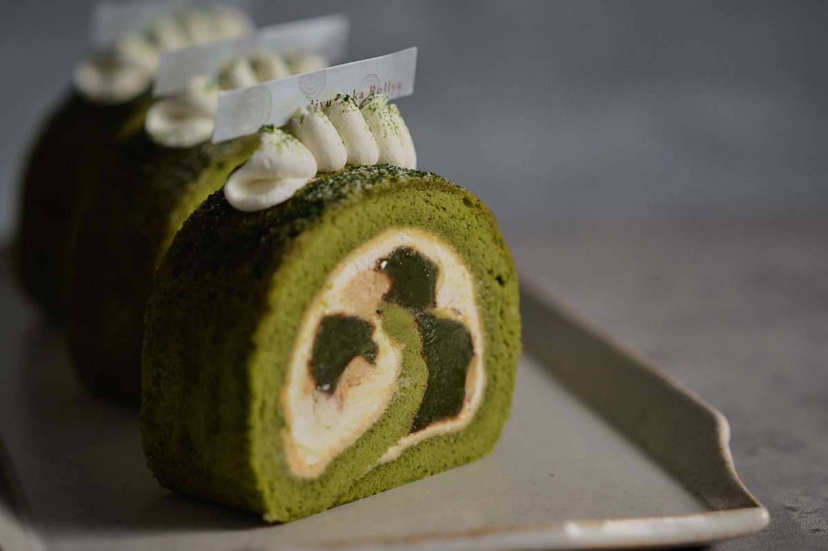 抹茶わらびもちときなこのロールケーキ