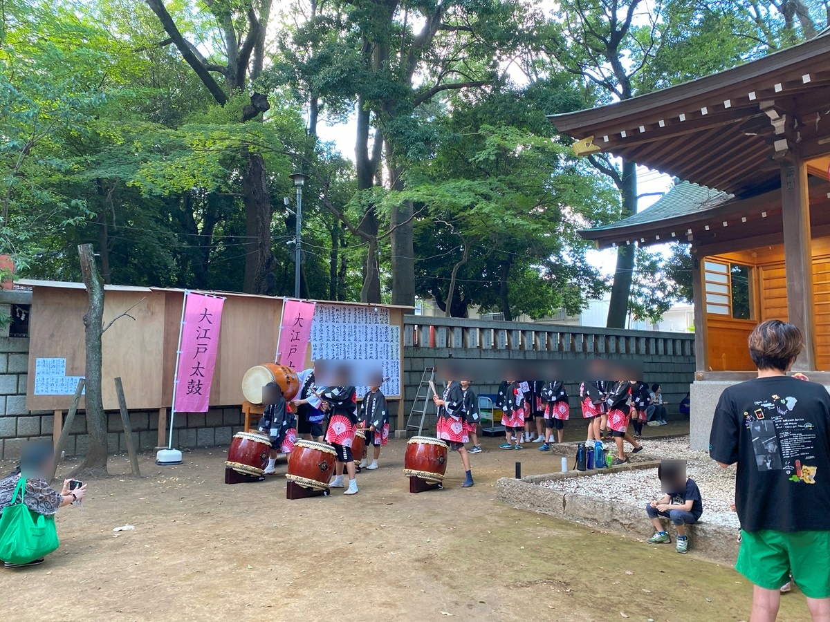 境内では大江戸太鼓の演奏中