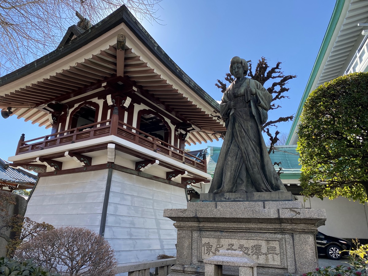 境内にある三沢初子さん像