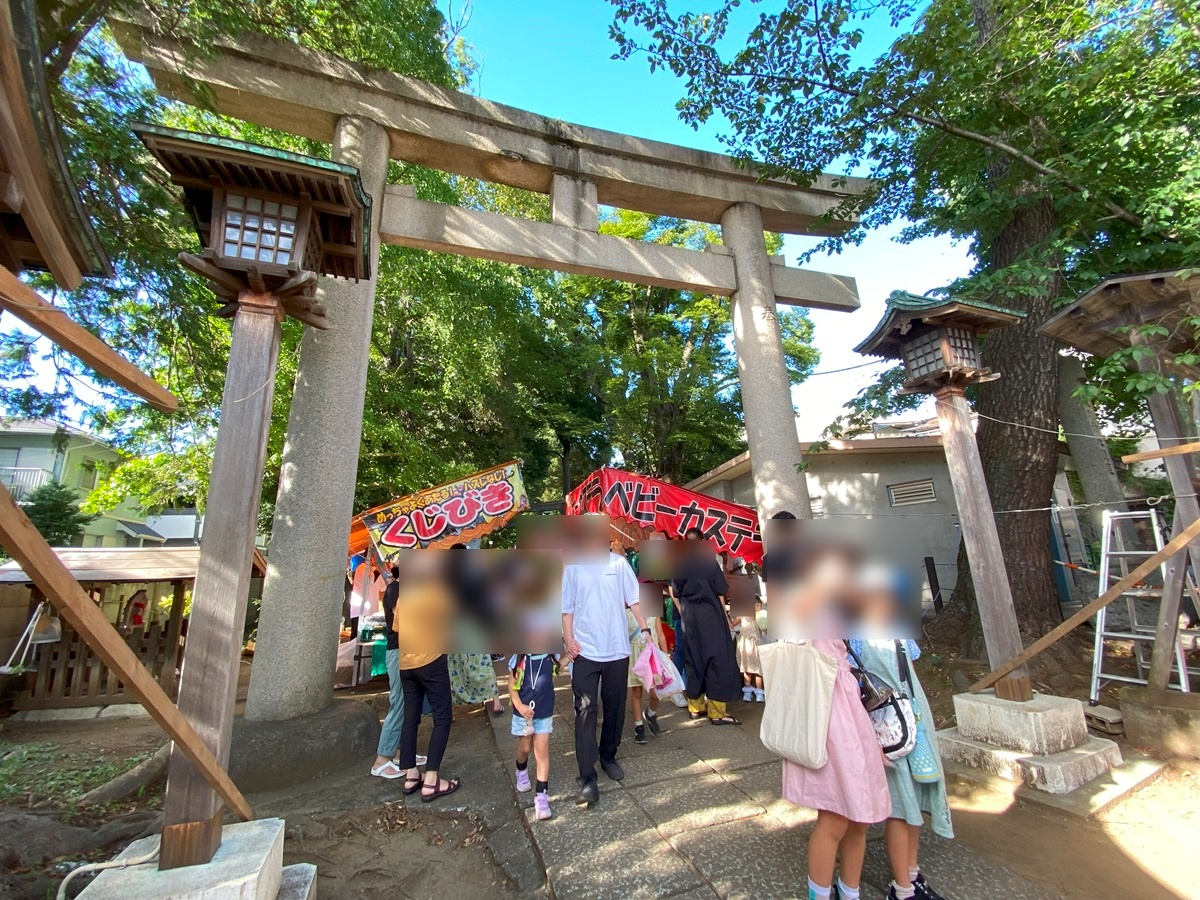 八雲氷川神社の境内はにぎやか