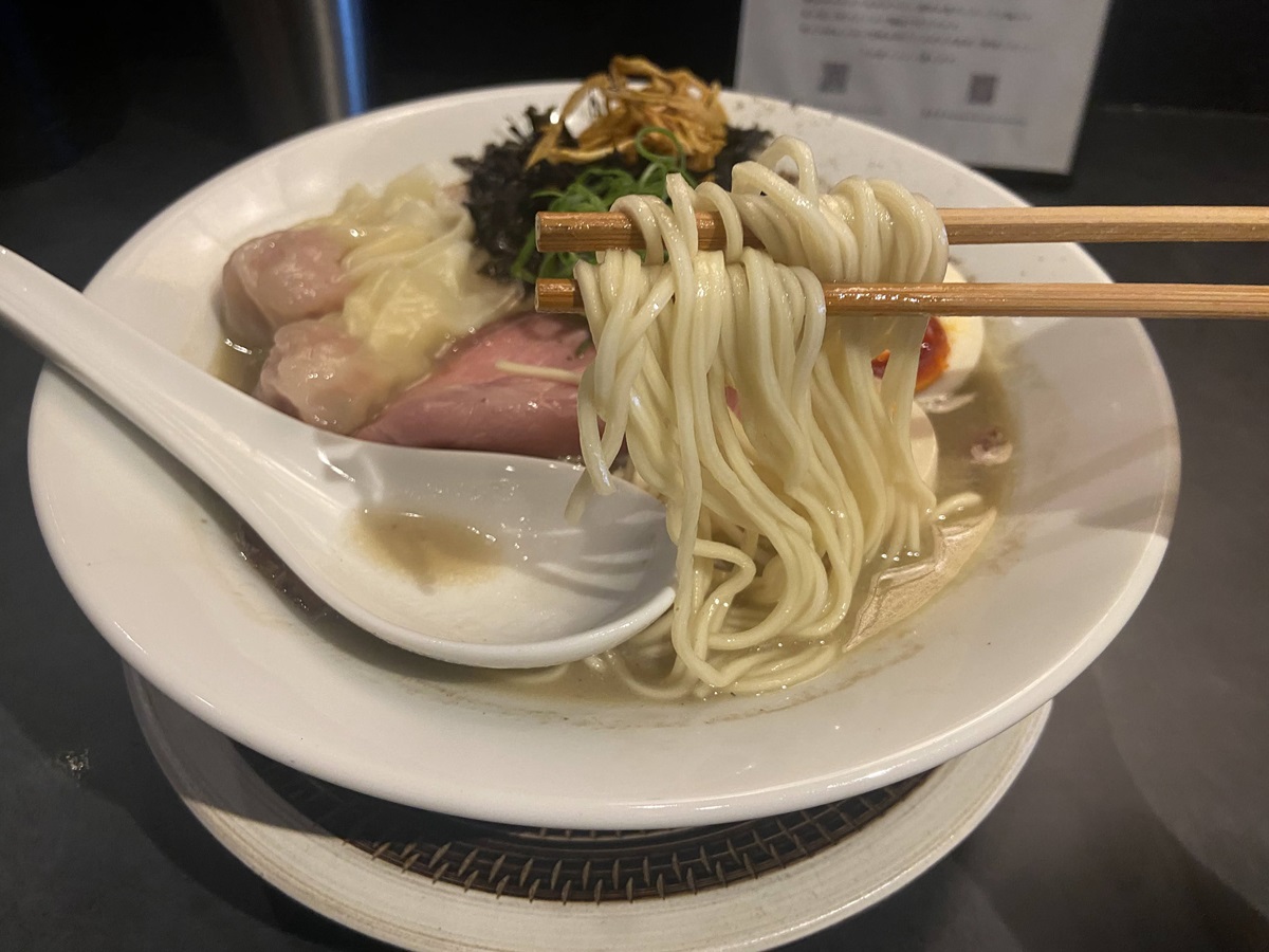 麺は三河屋製ストレートの中細タイプ